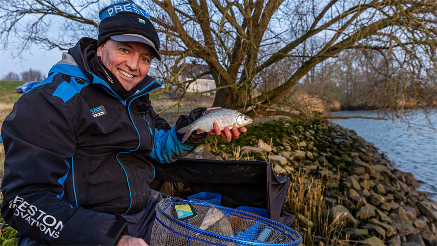 Feedervissen op de rivier: zo pak je het aan volgens expert Levi van Delft