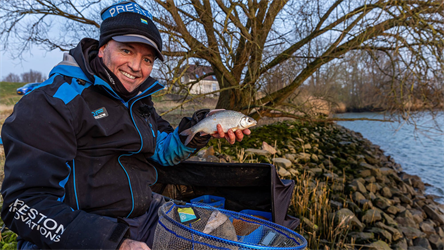 Feedervissen op de rivier: zo pak je het aan volgens expert Levi van Delft