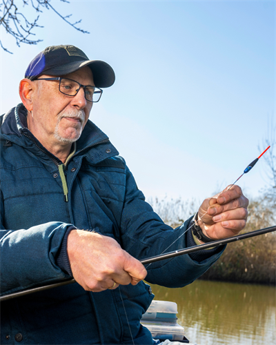 Vissen op zeelt met de vaste hengel