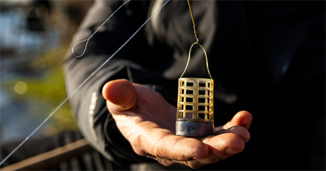 Vistip: voorkom vastlopers met de voerkorf op een steil talud